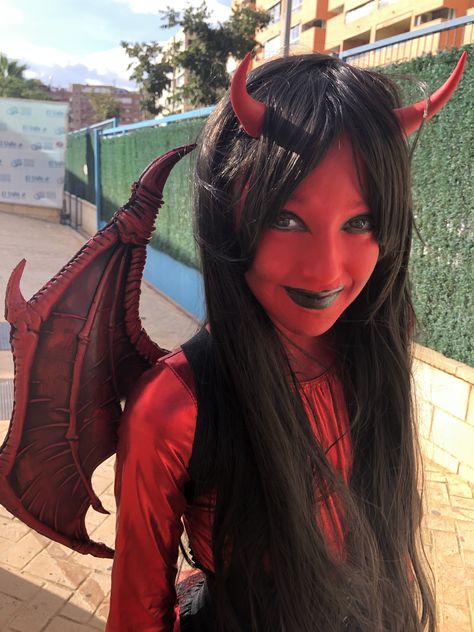 Devil Makeup Halloween Kids, Makeup Diable, Red Demon Makeup, She Devil Costume, Devil Makeup Halloween, Demon Cosplay, Devil Cosplay, Demon Makeup, Basic Halloween Costumes