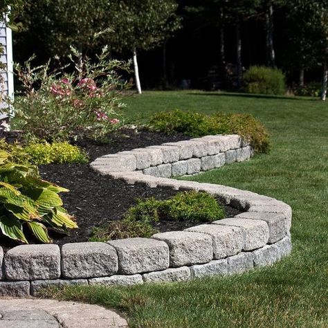 Discover 20 top garden edging ideas that'll elevate your outdoor space from plain to paradise. Perfect for green thumbs looking to add a touch of creativity and charm! Landscaping Edge Ideas, Edging Stones Landscaping, Limestone Edging Front Yards, Landscaping Bricks Edging, Garden Edging Stones, Landscape Edging Stone, Steps Web, Garden Edge, Garden Concrete