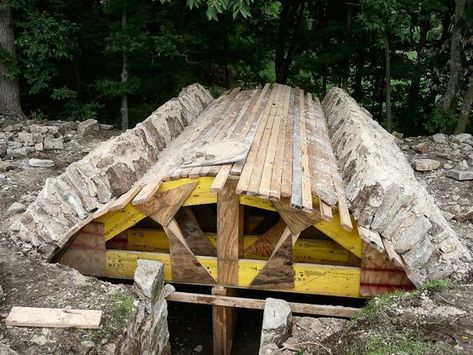 7 Simple DIY Root Cellars - Keep Your Food Fresh With No Electricity » HG Root Cellar Plans, Case Sotterranee, Unique Wine Cellar, Root Cellars, Cellar Ideas, Earth Sheltered Homes, Casa Hobbit, Underground Shelter, Earth Sheltered