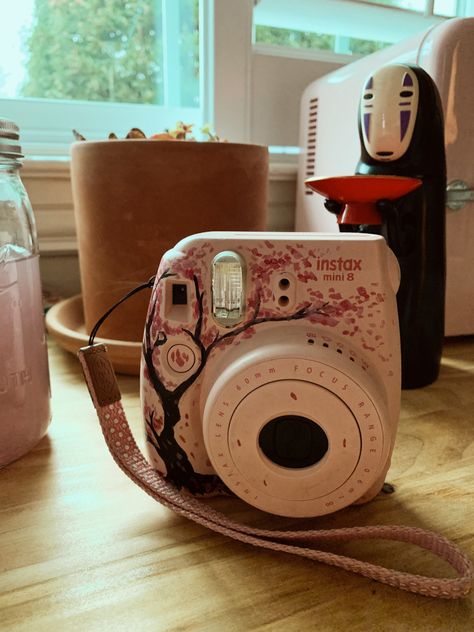 Polaroid Camera Painted, Instax Camera Painting, Painting Polaroid Camera, Painted Instax Camera, Polaroid Camera Painting, Painted Polaroids, Polaroid Camera Ideas, Pink Polaroid Camera, Polaroid Camera Instax