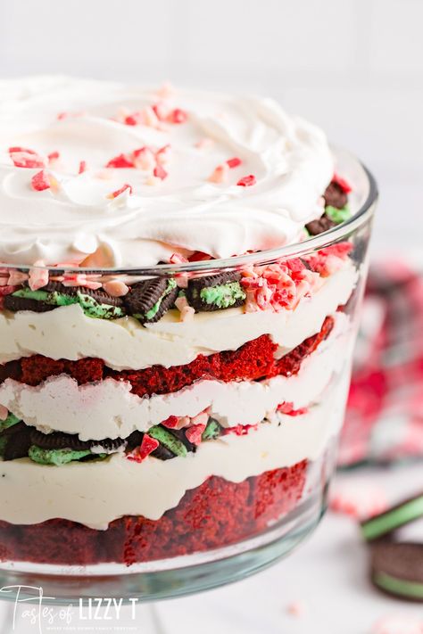 Peppermint Cheesecake Trifle Peppermint Trifle, Christmas Trifle Recipes, Trifle Bowl Recipes, Trifle Dessert Recipes, Christmas Trifle, Peppermint Recipes, Cheesecake Trifle, Peppermint Cheesecake, Holiday Desserts Table