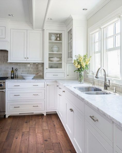 White Hamptons Style Kitchens White Kitchen Paint, Model Dapur, Inset Cabinets, White Shaker Kitchen, Shaker Kitchen Cabinets, Kabinet Dapur, Kitchen Cabinets Decor, New Kitchen Cabinets, White Kitchen Design