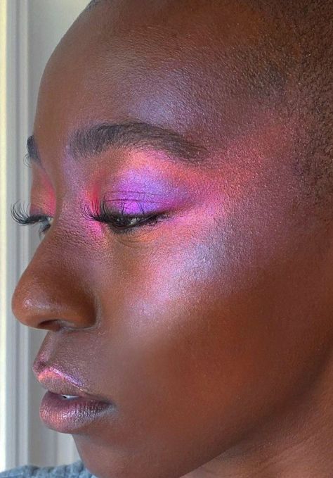 Pink And Purple Fairy Makeup, Renfaire Makeup Ideas, Purple Fairy Makeup, Fairies Halloween, Fairy Eye Makeup, Tan Skin Makeup, Purple Eye Shadow, Iridescent Makeup, Disco Makeup