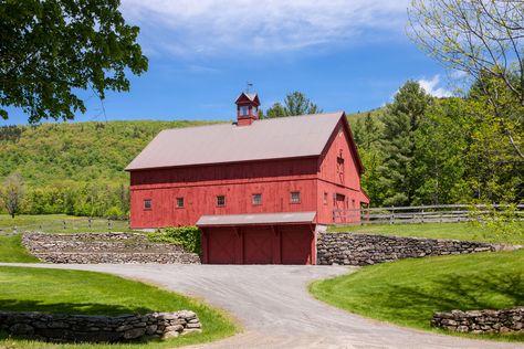 The New England Barn 01 Barn Pool House, Bank Barn, Book Outfits, American Landmarks, American Barn, Hay Barn, Barn Shop, Barn Living, Wattpad Book