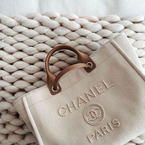 chanel tote bag Photo shared by Editorialist Magazine on July 02, 2020 tagging @consciencecoupable. #chanel #handbag Tas Chanel, Tas Hermes, Pearl Logo, Chanel Cruise, Chanel Pearls, Tas Fashion, Fancy Bags, Luxury Purses, Chanel Paris