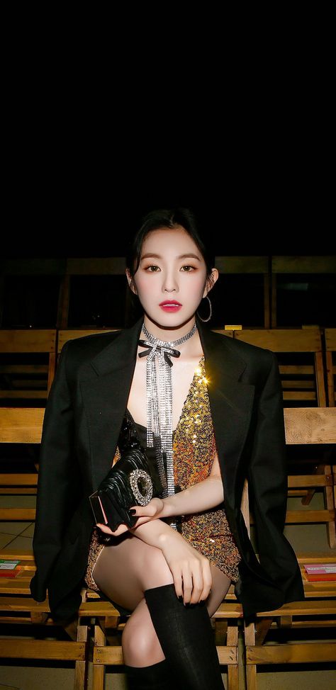 Red Velvet Lockscreen, Irene Wallpaper, Red Velvet Outfits, Anne Hathaway Catwoman, Red Velvet Photoshoot, Velvet Aesthetic, Irene Red Velvet, Velvet Wallpaper, Wallpaper Kpop