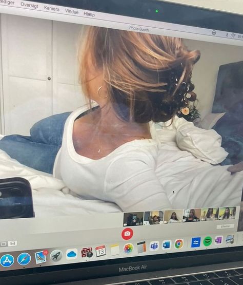 Book Selfie, Selfie Inspo, Mac Book, Selfie Poses, Feminine Energy, Sweet Girls, Macbook Air, Fitness Inspo, Girly Things