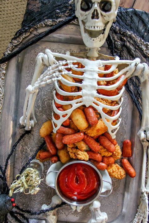 Skeleton party tray for Halloween Halloween Dinner Recipes, Picky Bits, Fun Halloween Party Food, Halloween Party Food Ideas, Easy Halloween Snacks, Dessert Halloween, Halloween Food Dinner, Halloween Party Table, Tyson Foods