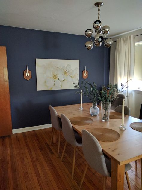 Blue and white dining room, navy accent wall #foxstonecottage Navy Blue And Grey Dining Room, Navy And Beige Dining Room, Navy Blue Wall Dining Room, Dark Blue Wall Dining Room, Navy Dinning Room Decor, Dining Nook Accent Wall, Navy Blue Accent Wall Dining Room, Dark Blue Accent Wall Dining Room, Dining Room Navy Blue