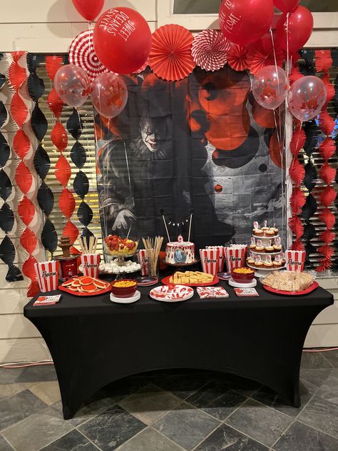 It Themed Party Stephen King, Penny Wise Birthday Party Ideas, It Party Ideas Pennywise, Pennywise Birthday Party Ideas, Killer Birthday Theme, Pennywise Birthday, Pennywise Party, Pennywise Decorations, Halloween House Party Decorations