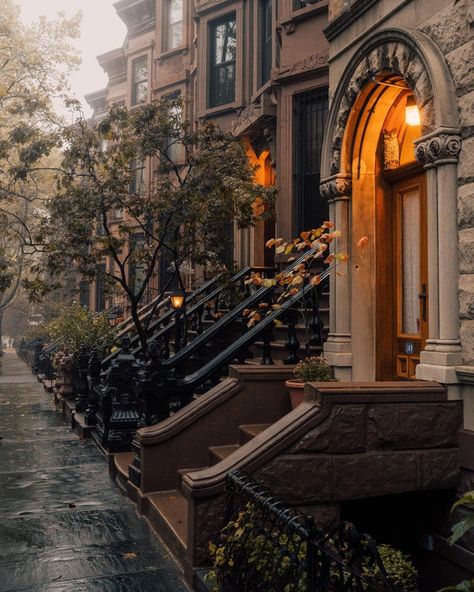 Brooklyn Brownstone, New York City Photos, Usa Cities, New York Aesthetic, New York Life, Visit New York, Ny City, Usa Travel Destinations, City That Never Sleeps