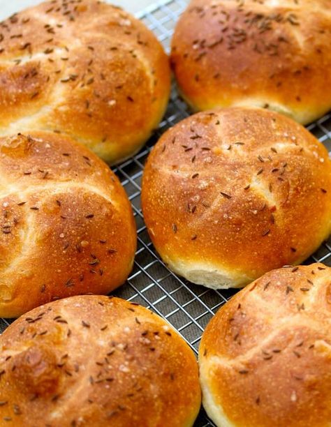 Kimmelweck rolls with caraway seeds Kimmelweck-rolls Roll Recipe, Vienna Bread, German Bread, Caraway Seeds, Food Wishes, Bread Roll, Bread Machine Recipes, Eat Local, Rolls Recipe