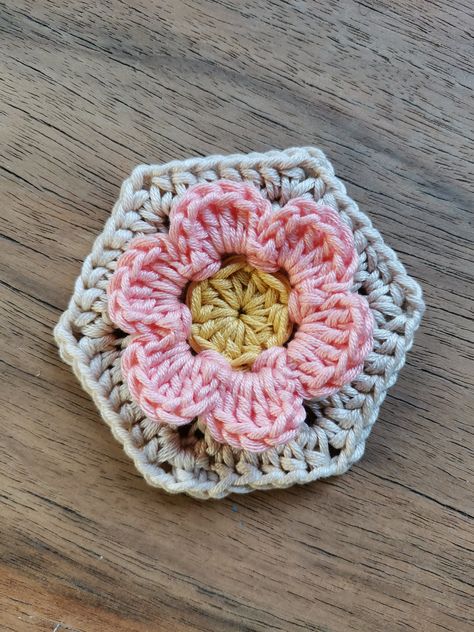 Hi! Today I’m here to share a little tutorial I made for you 😊. After my 3D flower squares I thought it would have been nice to have a little hexie option, so.. Here we go! Materials Yarn of … Hexagon Flower Crochet, Crochet Granny Flower Square, Crochet Hexagon Flower, Flower Hexagon Crochet, 3d Flower Granny Square, Crochet Hexagons, Hexie Patterns, Hexagon Crochet Pattern, Crochet Flower Squares