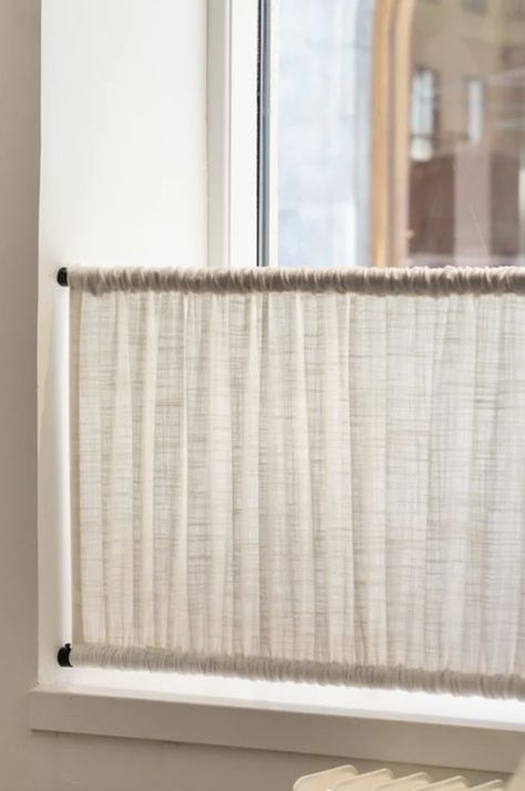 window treatments, curtain, cafe curtain, linen curtain, home accents, home decor Townhouse Window Treatments, Cafe Curtains Big Window, Cafe Curtain On Door, Cafe Curtain Hardware, Restaurant Curtains Ideas, Modern Cafe Curtain, Half Curtain Ideas, Curtain In Kitchen, Cafe Curtains Living Room