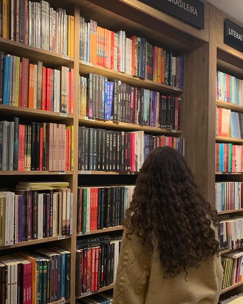 No Face Curly Hair, Curly Hair Aesthetic Faceless, Alina Lewis, Teacher Aesthetic, Curly Hair Photos, Face Aesthetic, Curly Girl Hairstyles, Girl Reading