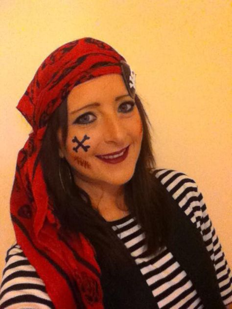 Female pirate, face paint, make up Pirate Face Paint Women, Pirate Woman Makeup, Pirate Girl Makeup, Pirate Face Paint, Halloween Eyeliner, Modern Pirate, Pirate Women, Pirate Makeup, Female Pirate