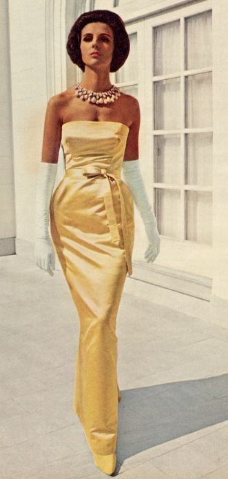 Givenchy, 1967. | More fashion lusciousness here: http://mylusciouslife.com/photo-galleries/historical-style-fashion-film-architecture/ Vogue Vintage, Strapless Evening Gowns, Fashion 1960s, Retro Mode, Vintage Gowns, Column Dress, Vintage Couture, 60s Dress, Vintage Glam