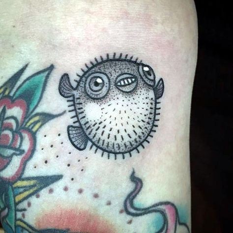 So Cute Tiny Fish tattoo Ideas (13) Pufferfish Tattoo, Puffer Fish Tattoo, Underwater Tattoo, Circle Tattoos, Marquesan Tattoos, Fish Tattoo, Puffer Fish, Modern Tattoos, Celtic Tattoos