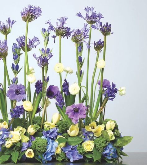 Garden Arrangement, Blue Flowers Garden, Flower Magazine, Easter Flower Arrangements, Sustainable Flowers, Spring Flower Arrangements, Altar Flowers, Hydrangea Arrangements, Corporate Flowers