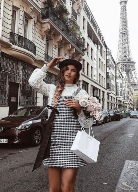 7 Chic Ways To Dress Like a French Women. How to style your clothing to achieve the classic Parisian chic look #frenchstyle #style #fashion #street #inspiration #blogger Parisian Women, Europe Outfits, Paris Mode, Paris Outfits, The Eiffel Tower, Parisian Chic, Mode Inspo, Style Mistakes, 가을 패션