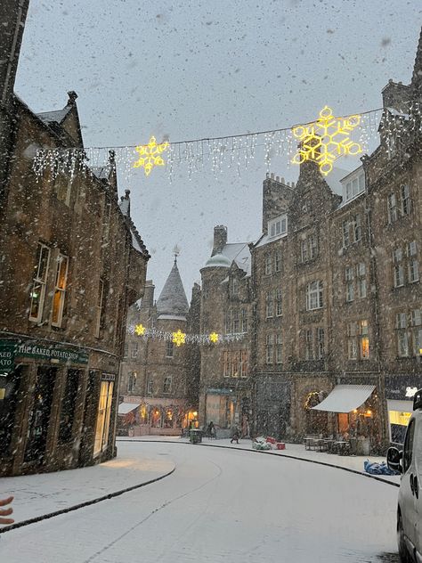 Edinburgh In Christmas, Christmas Edinburgh Aesthetic, Winter Aesthetic Small Town, Christmas Aesthetic Edinburgh, Europe Travel Winter, Edinburgh Winter Aesthetic, Christmas In Edinburgh Aesthetic, Winter In Edinburgh, Edinburgh Aesthetic Winter