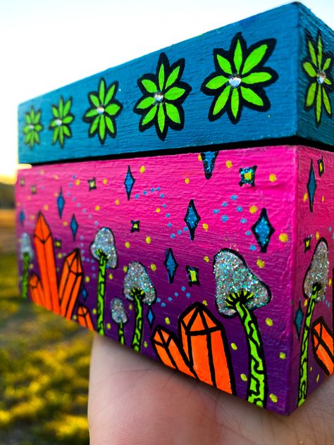 Diy Stash Box Painting Ideas, Stash Box Painting Ideas Trippy, Trippy Box Painting Ideas, Stash Box Painting Ideas, Hand Painted Wooden Box Ideas, Painted Box Ideas, Cute Box Painting Ideas, Wooden Box Painting Ideas, Box Painting Ideas