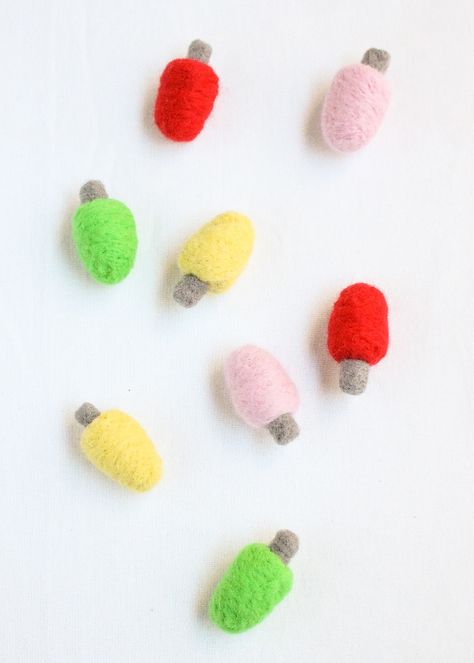 Christmas Crafting: DIY Felt Christmas Lights Garland -Beau-coup Blog Christmas Light Garland, Needle Felt Christmas, Felting Christmas, Diy Felt Christmas, Christmas Lights Garland, Diy Christmas Garland, Needle Felting Diy, Needle Felted Christmas, Christmas Crafting