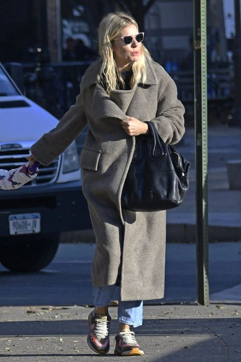 Sienna Miller Has Mastered Laid-Back Winter Style - Chatelaine Sienna Miller Winter Style, Colourful Sneakers, Casual Winter Style, Sienna Miller Style, Grey Fur Coat, Colorful Sneakers, Faux Fur Material, Weekend Dresses, Sienna Miller