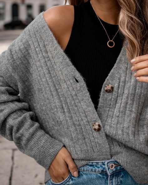 Comfy Pretty Outfits, Grey Tank Top Outfit Winter, Black Top Fall Outfit, Tank With Cardigan Outfit, Tank Top Fall Outfits, Black Tank Top Outfit Winter, Styling Tank Tops Winter, Gray Cropped Cardigan Outfit, Autumn Outfits Cardigan