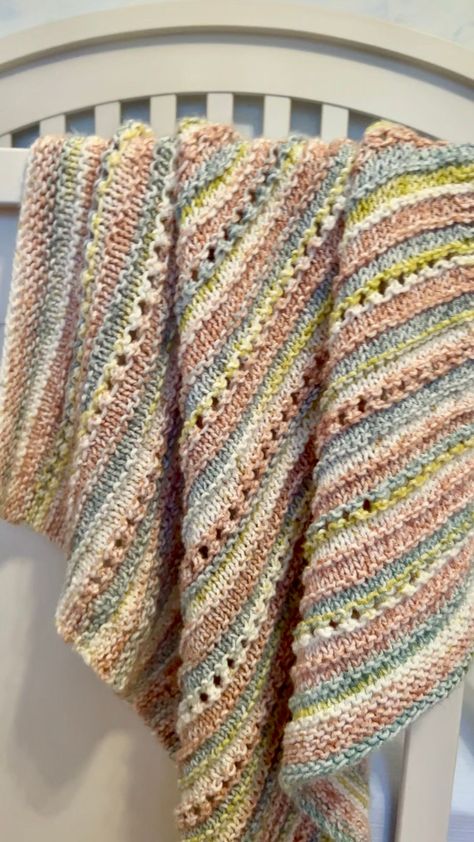 Easy Knit Baby Blanket, Blanket Knitting Pattern, Crochet Throw Pattern, Soft Baby Blanket, Baby Blanket Knitting, Soft Baby Blankets, Knitting Blogs, Baby Blanket Knitting Pattern, Crochet Stitches For Beginners