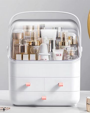 SLEEK AND PRACTICAL: crystal clear top cover with white finish body and equipped cute handles,this dust free cosmetic organizer with lid is exclusive and elegant to effortlessly meet any room decor, you could place it in your bedroom, bathroom, dressing room,bedside table,vanity countertop. EASY TO ACCESS: The crystal clear cover keeps your cosmetics away from dust and water, and three divided drawers is ideal for brush, jewelry, lipstick, keep clutter away on the countertop. Skin Care Containers, Makeup Storage Shelves, Acrylic Makeup Storage, Room Wishlist, Make Up Storage, Makeup Containers, Makeup Storage Box, Box Light, Bathroom Counters