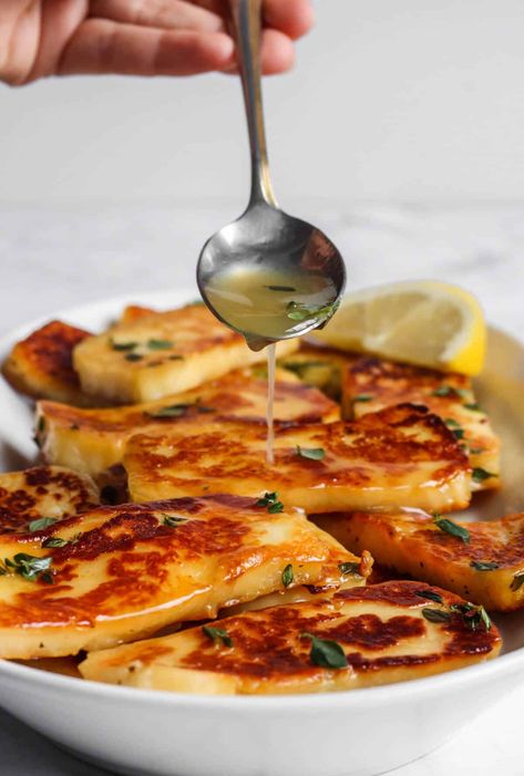 Easy Halloumi Recipes, Halloumi Marinade, Grilled Halloumi Recipes, Hallumi Recipes Dinner, Halloumi Appetizer, Haloumi Recipes, Fried Halloumi, Halloumi Cheese, Aesthetic Health