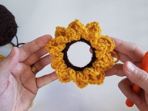 upcycled sunflower Crochet Sunflower Scrunchie Pattern Free, Sunflower Scrunchie Crochet, Crochet Sunflower Hair Tie, Diy Crochet Hair Accessories, Diy Crochet Hair, Crocheted Sunflower, Modern Haken, Sunflower Hair, Flower Scrunchie