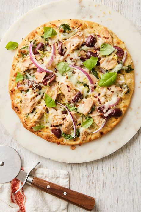 Mediterranean Tuna Pizza Recipe Tuna Pizza Recipe, Tuna Flatbread, Fish Pizza Recipes, Tinned Tuna Recipes, Pizza Tuna, Fish Pizza, Tuna Dishes, Mediterranean Tuna, Mediterranean Pizza