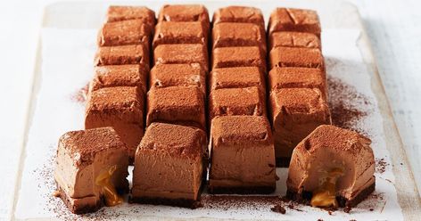 'Caramello' cheesecake recipe Penguin Food, Aussie Recipes, Cadbury Chocolate Bars, Vanilla Slice, Chocolate Crepes, Cadbury Chocolate, Pies Maker, Custard Cake, Caramel Recipes