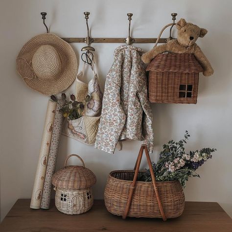 Summer Beach Bags, Cute Basket, Swedish Gustavian Style, Handmade House, Country Interiors, Basket Bags, Junior Bed, Gustavian Style, Vintage Toddler