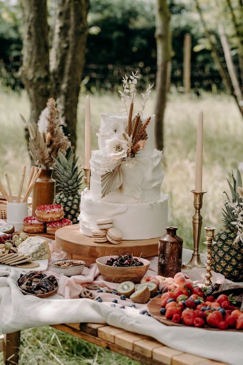 Country Wedding Cake Table, Cottage Core Dessert Table, Table Cake Wedding, Wedding Pastry Table Ideas, Brides Cake Table Ideas, Boho Dessert Table Wedding, Boho Cake Table, Boho Wedding Cake Table, Boho Wedding Dessert Table