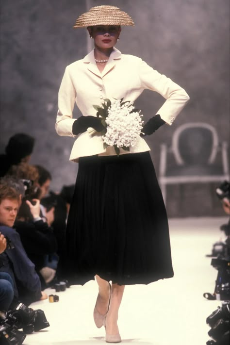 Dior Bar Suit, Dior Bar, 1987 Fashion, Bar Jacket, Dior New Look, Christian Dior Dress, Dior Runway, Dior Fashion Show, Dior Girl