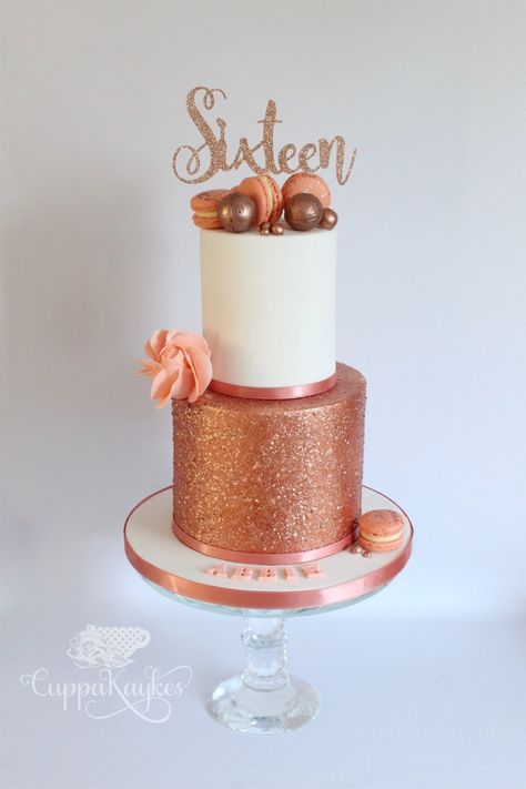 Rose gold sweet sixteen two tier cake. "Bottom tier edible white squares airbrushed rose gold. Decorated in solid chocolate balls, sugar rose and french Macs" Rose Gold Sweet 16 Cake, Rose Gold Cake Ideas, Gold Sweet 16 Cake, Gold Cake Ideas, 16th Birthday Cake For Girls, Sweet 16 Rose Gold, Birthday Cake Roses, Metallic Cake, Sweet Sixteen Cakes