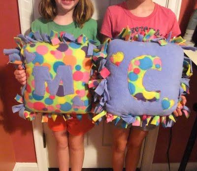 Fleece Pillows Slumber Party Crafts, No Sew Pillows, Sew Pillows, Fleece Crafts, Fleece Projects, No Sew Blankets, Make A Pillow, Fleece Pillow, Sewing Fleece