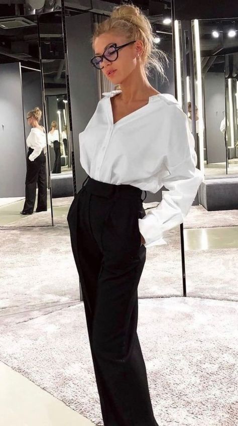 Leather Skirt Ideas Outfit, Business Casual Outfits 90s, Night Outfit Woman, Jimmy Fallon Outfit Ideas, Lilac Turtleneck Outfit, Black And White Business Outfit, Black Flare Pants Outfit Work, Event Outfits For Women, Corporate Fashion Office Chic