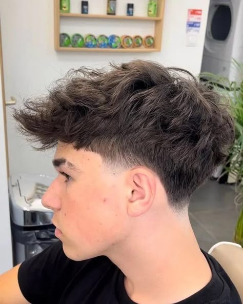 Low Taper Haircut, Low Fade Curly Hair, Haircut Korea, Haircut Korean, Taper Fade Short Hair, Fade Haircut Curly Hair, Low Taper Fade Haircut, Best Fade Haircuts, Low Skin Fade