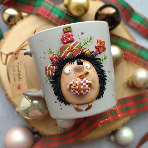 Polymer Clay Cups Mugs, Christmas Mug Polymer Clay, Polymer Clay Christmas Mug, Cup Polymer Clay, Polymer Clay Cup, Polymer Clay Cupcake, Coffee Mug Crafts, Christmas Pebble Art, Crea Fimo