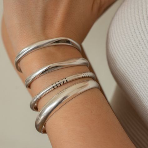 PLEASE KEEP IN MIND THAT THIS LISTING REGARDS ONLY ONE BRACELET. A unique silver plated cuff bracelet with a BOLD and a HOLE design. It's very stylish and you can easily mix it with other cuffs and bangles. It is a great match for our best selling hammered bracelet https://etsy.me/3Nvv35I This beautiful cuff is made from silver plated zamak. * diameter: 2.36 inches (6 cm) * wrist circumference: 6 - 7.5 inches (15.2 - 19.05 cm). * size: 2.48 x 2 inches (63x51.1mm) NICKEL FREE - LEAD FREE GIFTS OF Chunky Silver Bracelet, Silver Statement Jewelry, Etsy Bracelets, Hammered Bracelet, Boho Minimalist, Minimalist Bracelet, Jewelry Inspo, Metal Bracelets, Silver Cuff