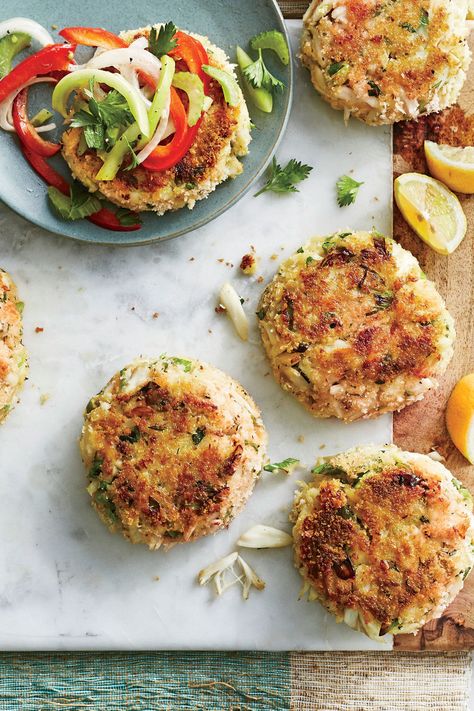 Best-Ever Crab Cakes with Green Tomato Slaw Recipe Baked Crab Cakes, Crab Sandwich, Southern Living Recipes, Crab Cake Recipe, Crab Cake, Slaw Recipes, Crab Recipes, Seafood Dinner, Prop Styling