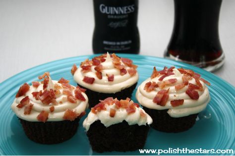 Beer Batter Maple Bacon Cupcakes on MyRecipeMagic.com Choc Cupcakes, French Toast Cupcakes, French Toast Crunch, Maple Buttercream Frosting, Maple Bacon Cupcakes, Guinness Cupcakes, Savory Cupcakes, Bacon Cupcakes, Maple Frosting