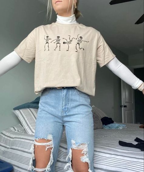 Long Sleeve Layered Outfit, Long Sleeve Turtle Neck Outfits, Layered T Shirt Outfit, Mock Neck Outfit, Shirt Layering Outfit, Cropped Tee Outfit, White Turtleneck Outfit, Turtleneck Outfit Layering, Long Sleeve Shirt Outfit