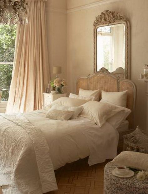 Bedrooms Modern, Vintage Bedroom Styles, Vintage Apartment, Bedroom Background, Gold Furniture, Bedroom Christmas, Shared Bedroom, Gold Bedroom, Bedroom Master