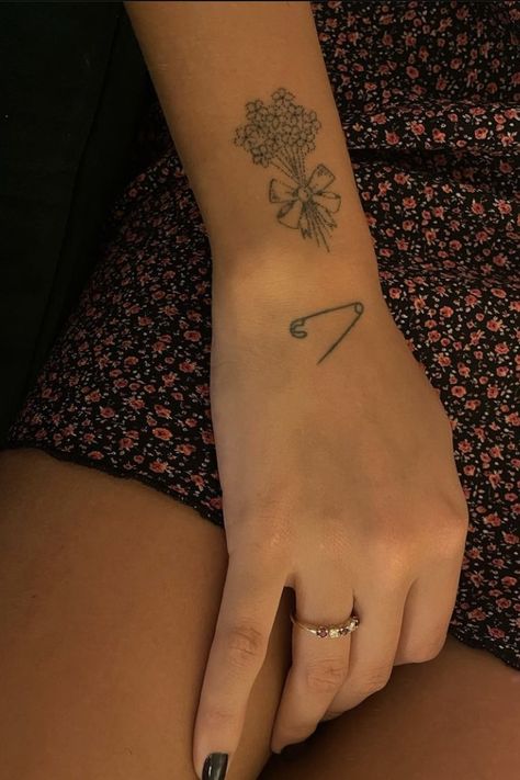 Cool Tattoos For Girls, Tattoo World, Cute Tiny Tattoos, 3d Tattoos, Baby Tattoos, Tattoos For Kids, Dope Tattoos, Simplistic Tattoos, Seoul Korea