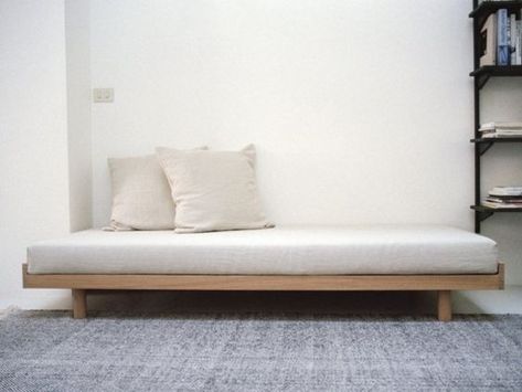 Tatami Bed, Diy Daybed, Daybed Design, Unique Sofas, Low Bed, Bedding Ideas, Diy Couch, Floor Bed, Solid Wood Bed